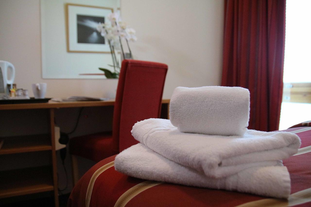 St Giles Heathrow - A St Giles Hotel Feltham Eksteriør billede